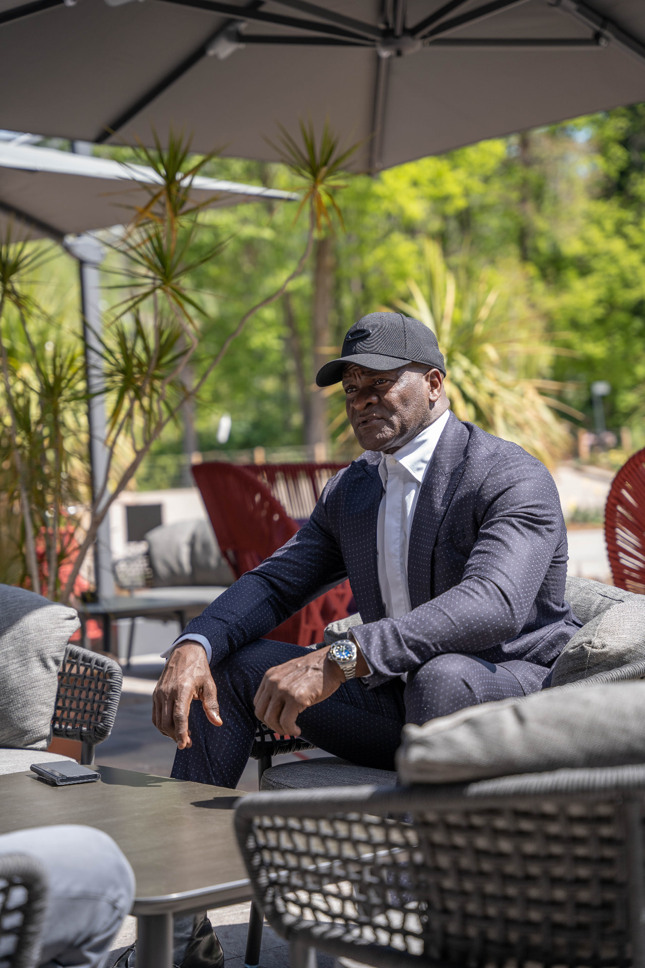 Lamar Lowery auf einer Terrasse