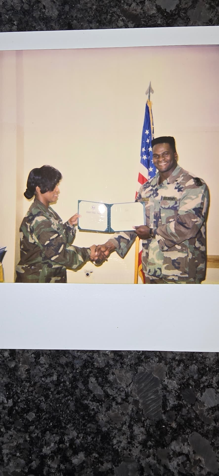 Lamar Lowery bei einer Urkundenübergabe in der US Army