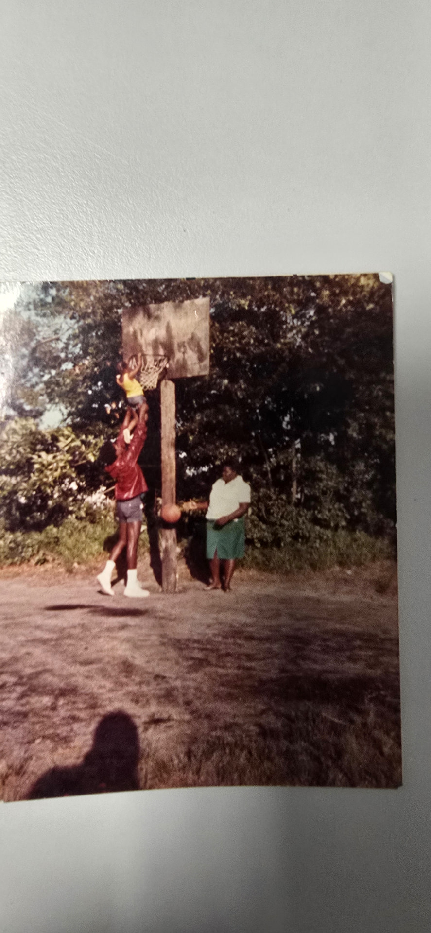 Lamar Lowery als Kind am Basketballkorb in South Carolina