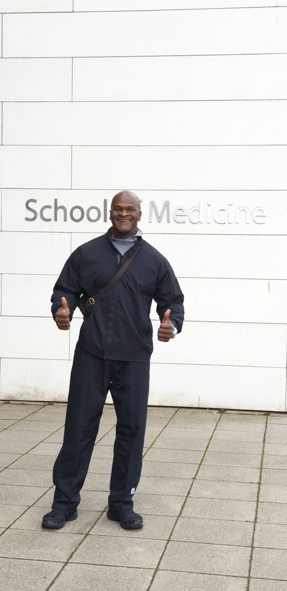 Lamar Lowery vor der School of Medicine